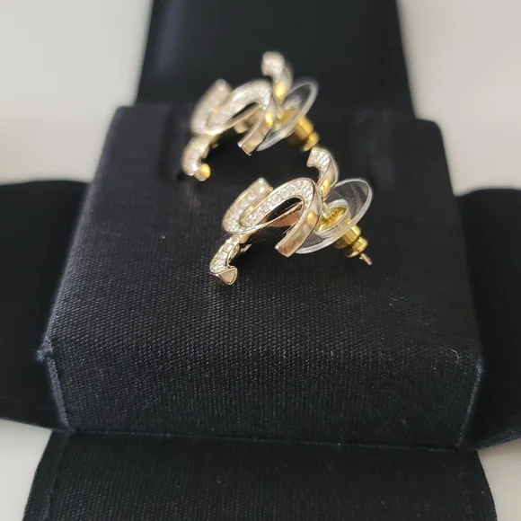 🦋Chanel🦋 CC Stud Earrings - Picture 5 of 10